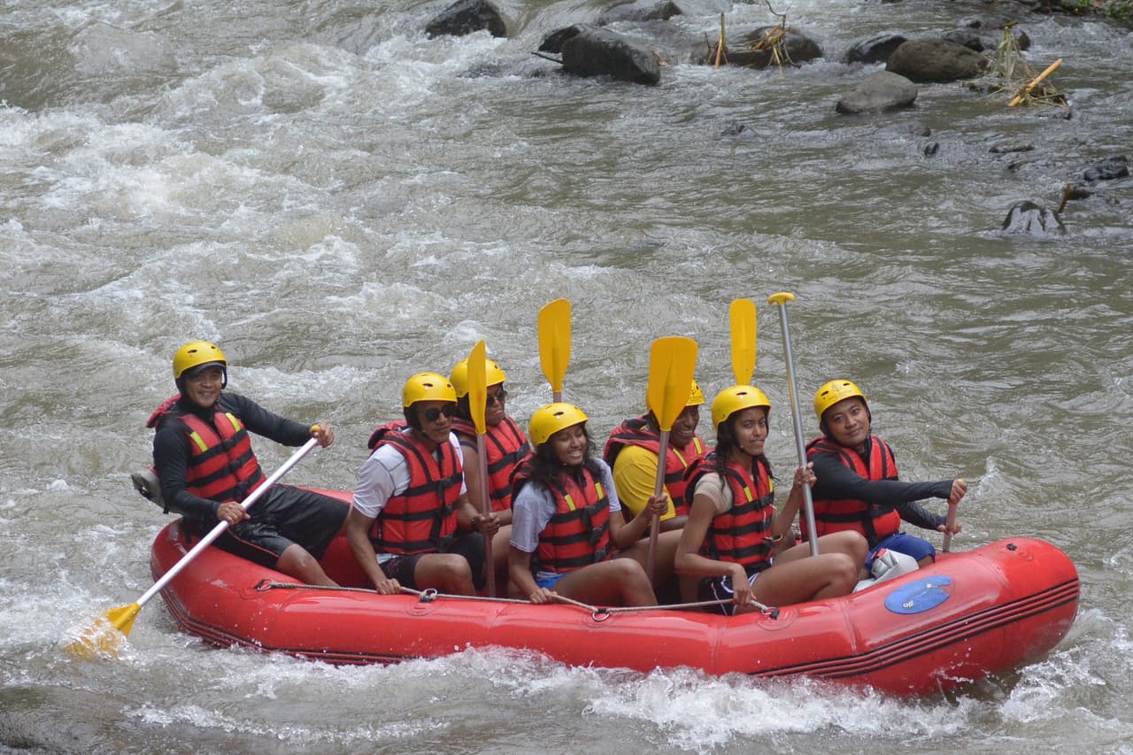 La familia Obama fue vista haciendo rafting en un río de Bali, una de las islas de Indonesia. La familia estará de vacaciones en el paraíso turístico asiático durante una semana.