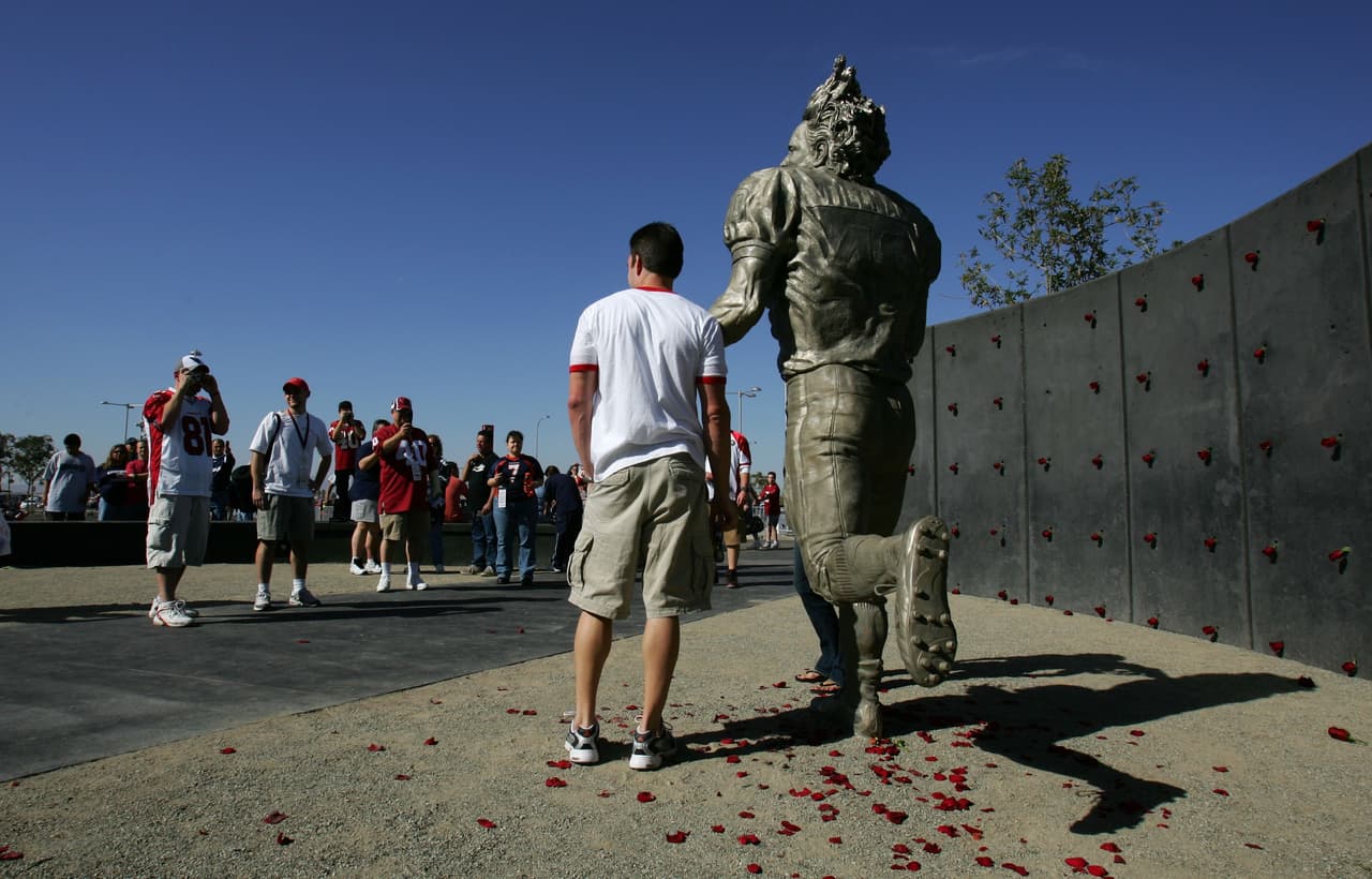 Sus principales atractivos turísticos son en Glendale son el Estadio Universitario de Arizona, la Gila River Arena, el parque acuático Wet 'n' Wild Phoenix, el Parque de Conservación Thunderbird y el Westgate Entertainment District.