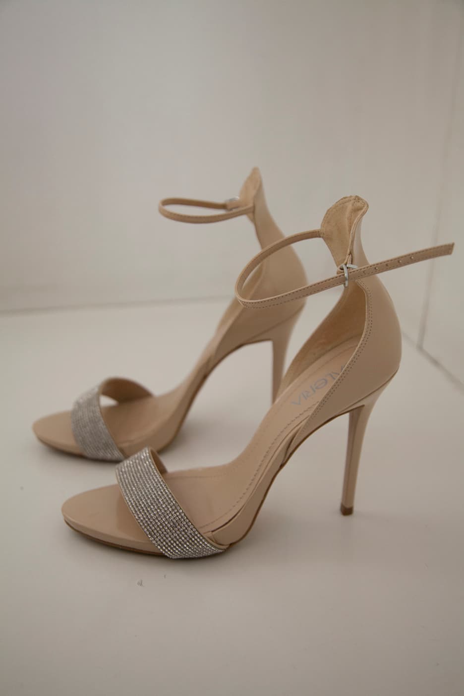 El fashion stylist de Dayanara siempre busca piezas que armen un engranaje y le permitan crear un total look que funcione. "Al final, yo no quiero que hablen del vestido, los accesorios o los zapatos, sino que todo mundo vea a Dayanara", nos explicó Reading.