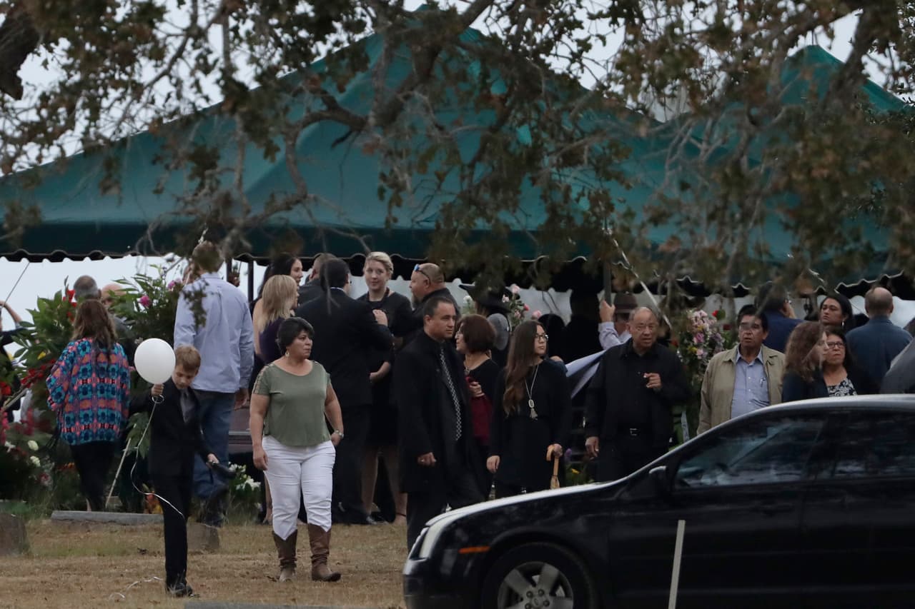 Aunque las ceremonias fúnebres estaban dispuestas para que ocurrieran en el centro comunitario en frente de First Baptist Church, el lugar de la masacre, la afluencia de cientos de pobladores que se desplazaron al pueblo para acompañar a las familias obligó a mover el oficio a una gran carpa dispuesta en el un campo de baseball.