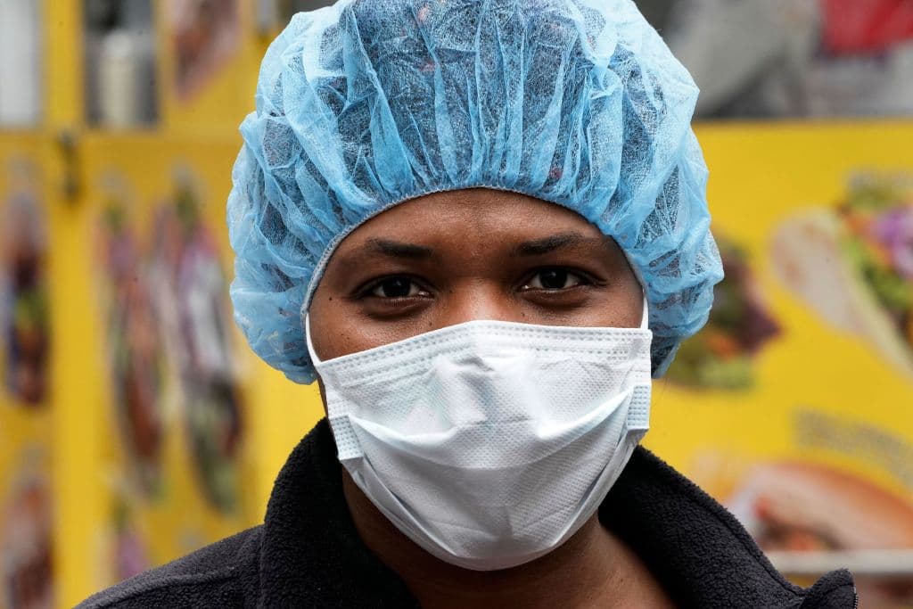 "Salarios de pobreza": informe revela que una madre hispana gana menos de la mitad que un padre blanco