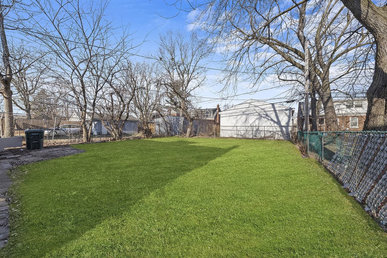 La propiedad cuenta con 111 metros cuadrados de espacio habitable con un enorme jardín.
<br>