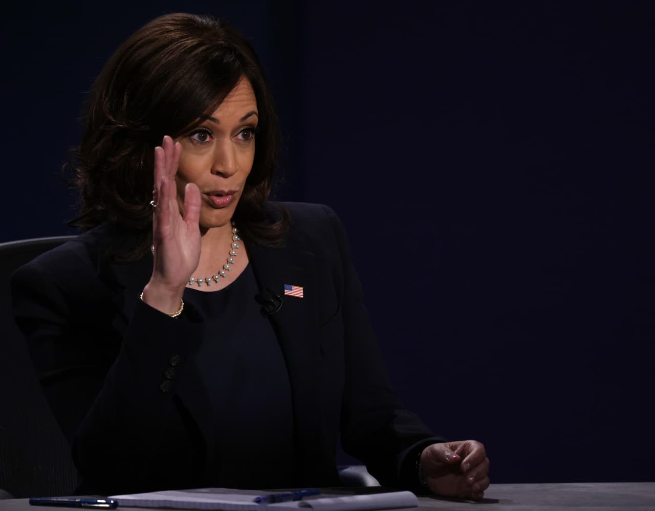 La senadora Harris acusó a Pence de mentir, asegurando que Biden solo incrementaría impuestos a quienes ganen más de 400,000 dólares al año, y no una subida generalizada, como afirman los republicanos.