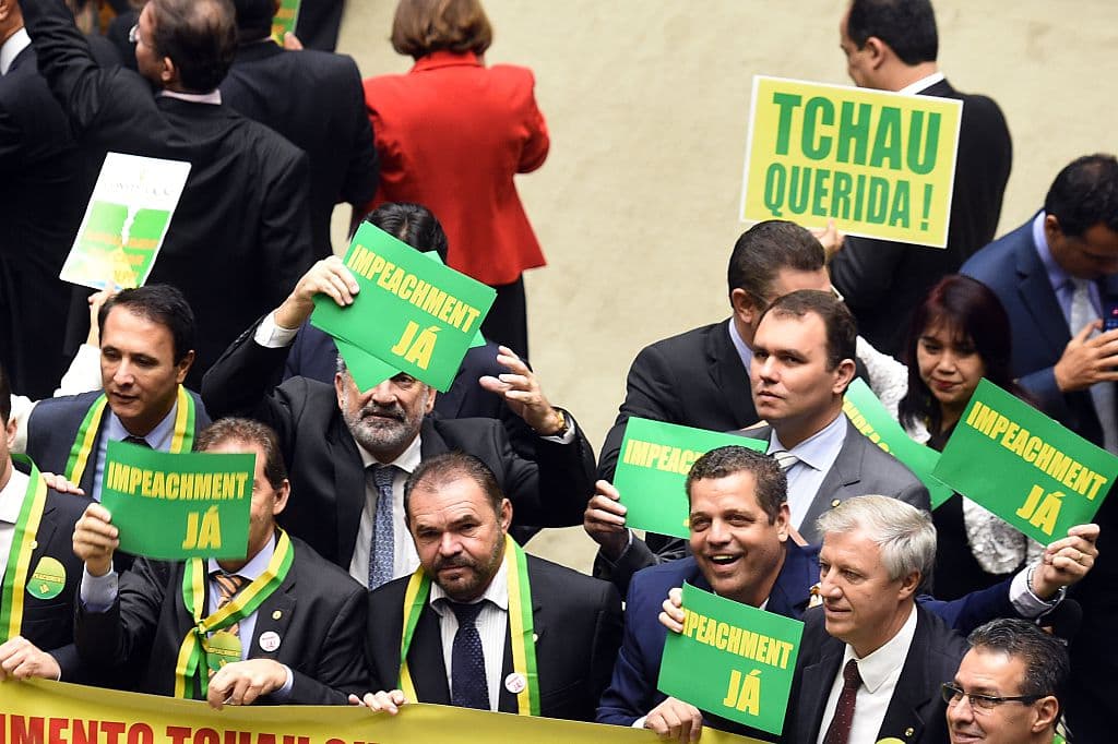 Los diputados opositores llegaron al debate este viernes con carteles de "Chao querida" e "Impeachment ya".