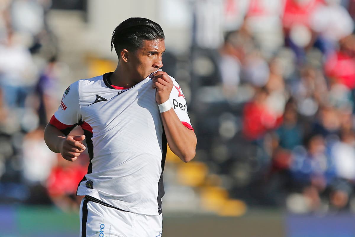 Al minuto 21 Michaell Chirinos abrió el marcador para un Lobos que buscó desde el primer minuto tomar la ventaja.