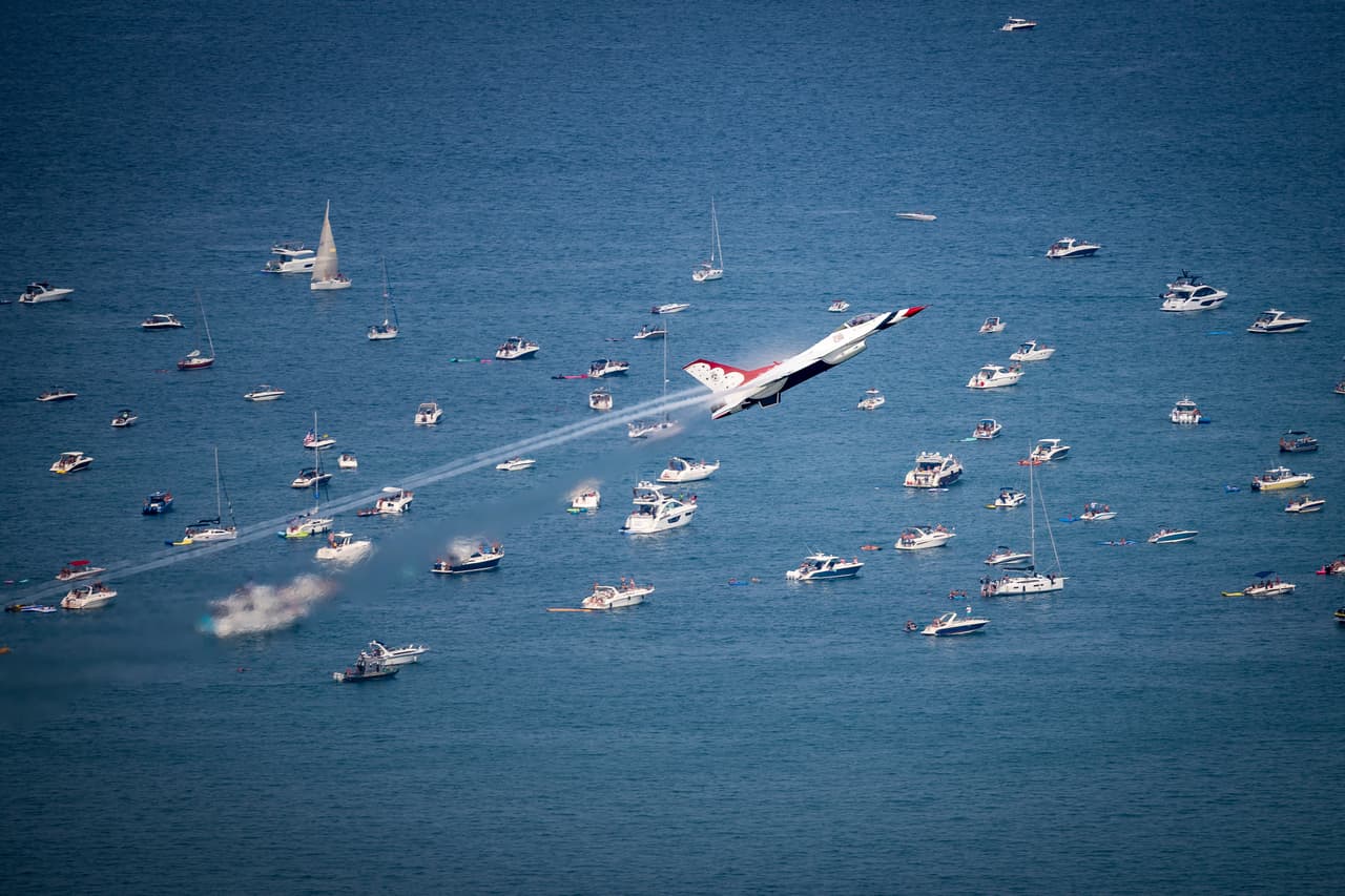 Entre los participantes civiles se enlistaron a Kevin Coleman, Susan Dacy en el biplano Super Stearman “Big Red”, Ed Hamill con el biplano Folds of Honor, el equipo Trojan Phlyers, así como helicópteros de la Policía de Chicago y equipos de rescate aéreo y acuático del Departamento de Bomberos.