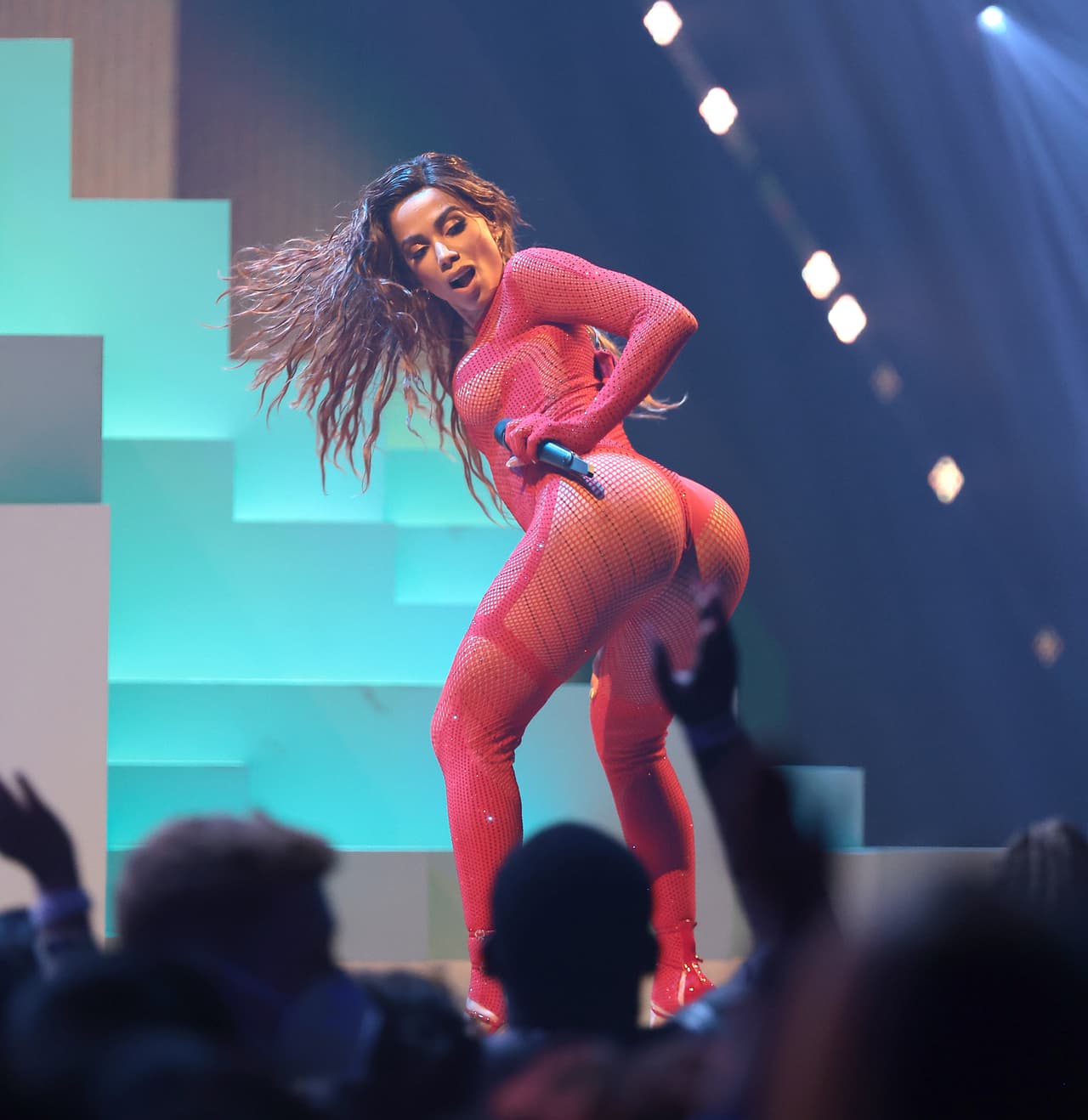 Anitta también subió al escenario en donde dio una clase de perreo a ritmo de funk hacia el final de su actuación.
<br>