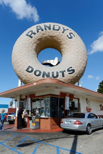 En California, son tan importantes que esta estructura de dona se ha convertido en todo un icono estatal.