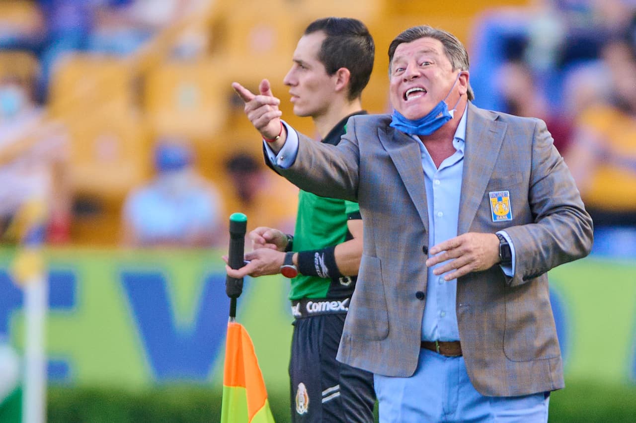 Como sucedió hace una jornada, la imprevista lesión antes de los 30 minutos dejó a Miguel Herrera con una modificación a su 11 no prevista.