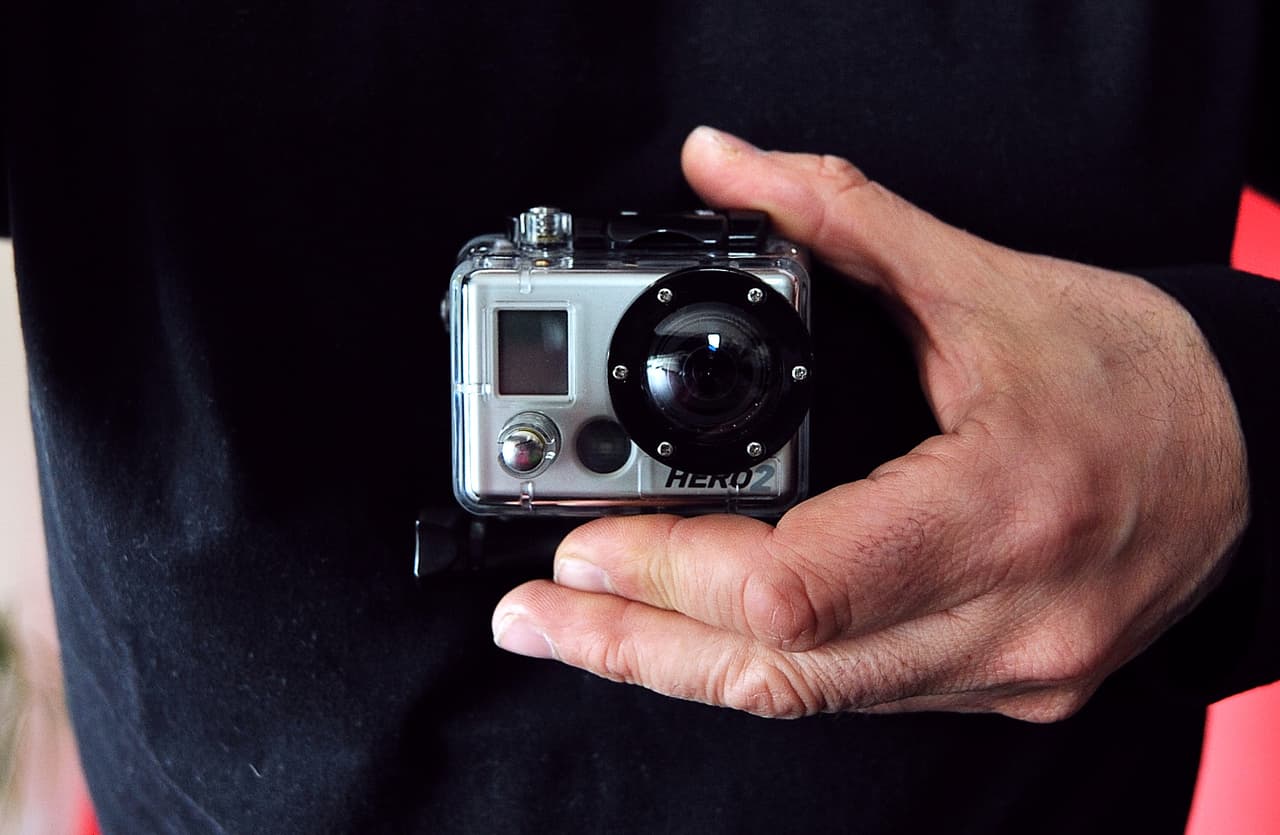 Autoridades buscan a persona que instaló cámara oculta en el baño de un gimnasio para fotografiar a menores de edad