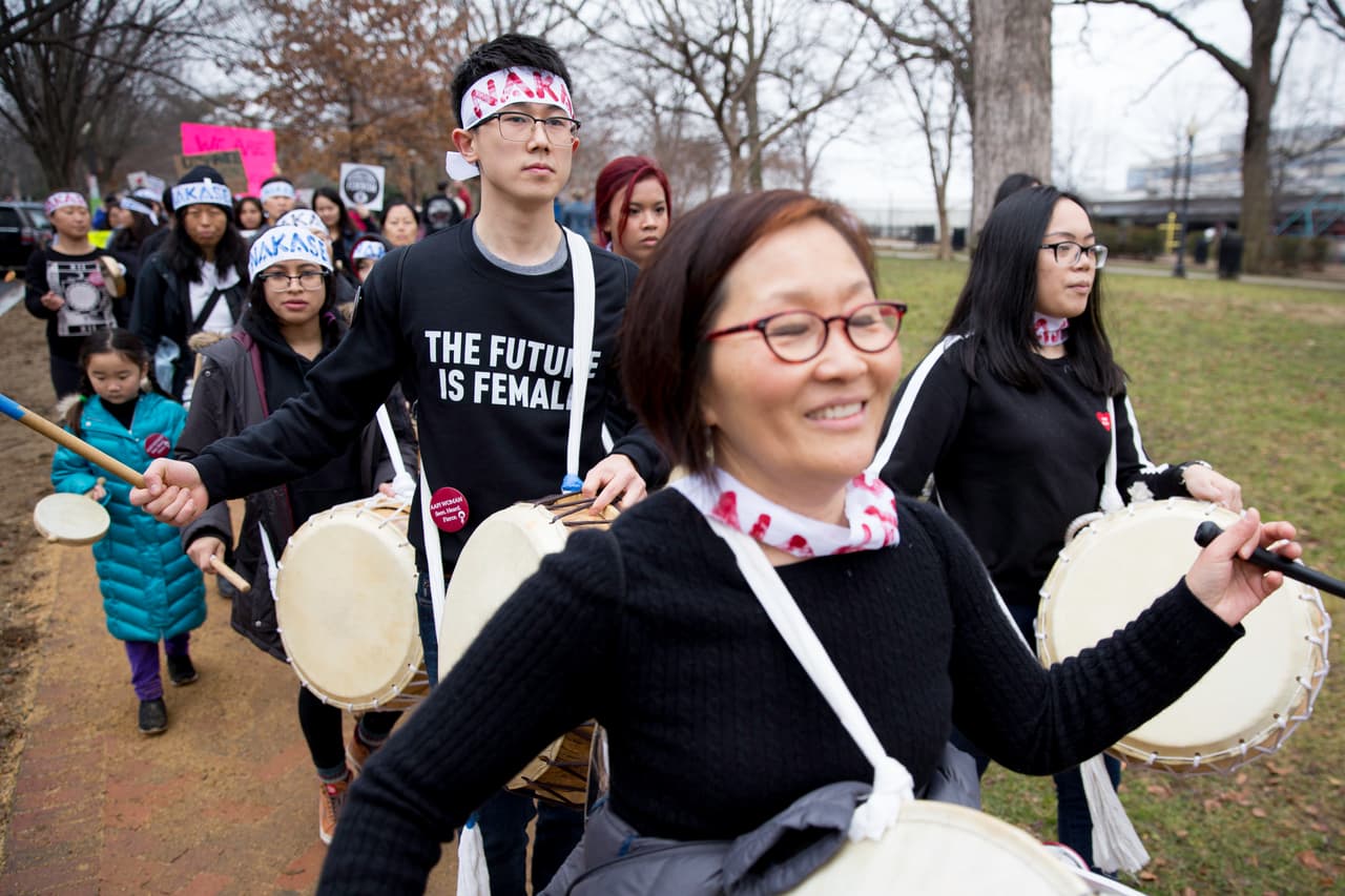 Muchísimos inmigrantes se organizaron para acudir a la manifestación en grupo. En la imagen se ve a un grupo de asiáticos estadounidenses saliendo del Garfield Park rumbo a la marcha.