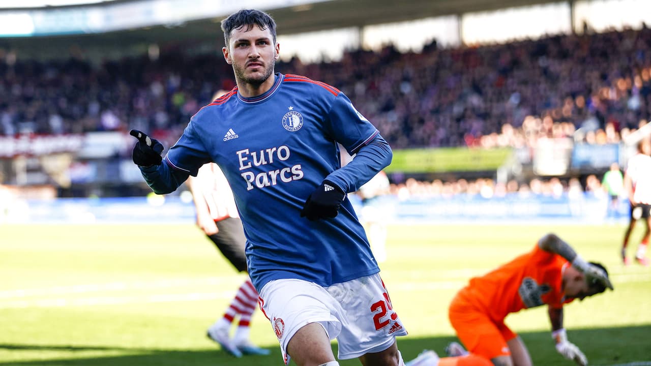 Agente de Giménez confirma que seguirá en Feyenoord "al menos un año más"