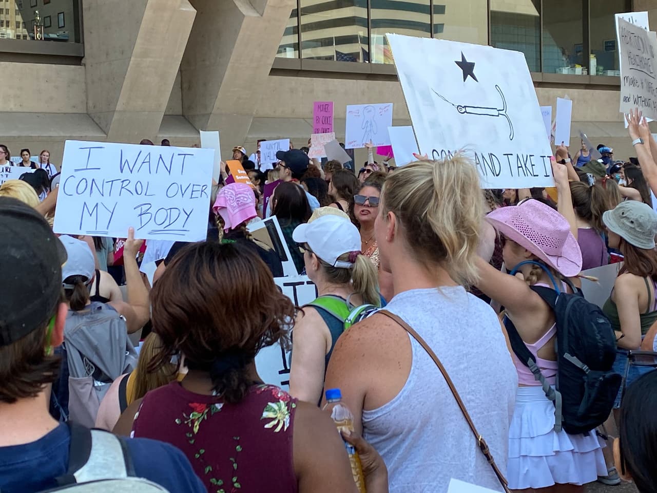 Tras el fallo de la Corte Suprema que desestima la sentencia Roe vs. Wade, misma que respaldaba el derecho al aborto, cientos de personas se manifestaron este miércoles 29 de junio en el Ayuntamiento de Dallas.