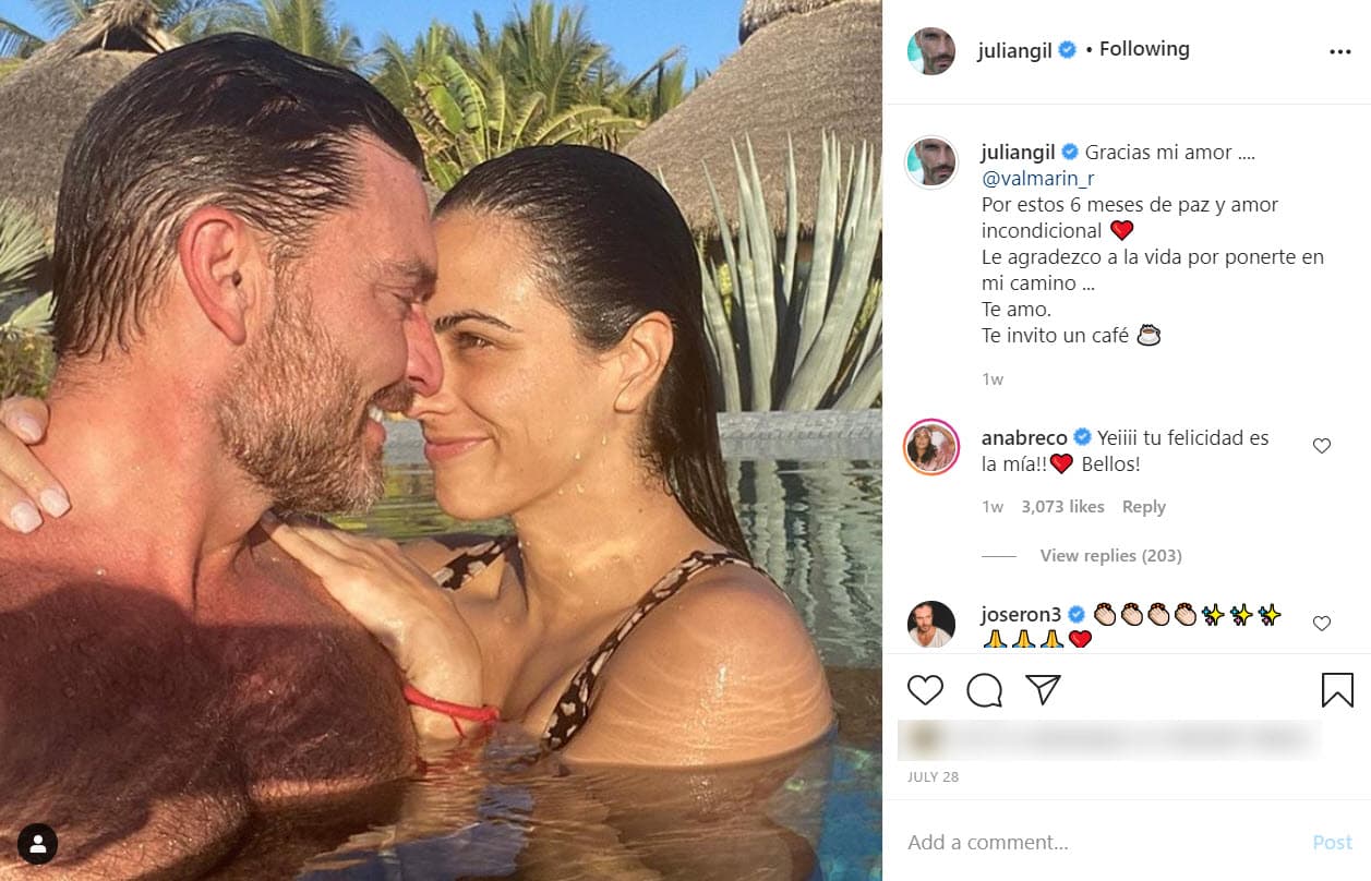 <b><a href="https://www.univision.com/famosos/julian-gil-confirma-que-tiene-nueva-novia-con-una-romantica-fotografia-fotos">El 28 de julio Julián Gil</a></b> reveló que mantenía una relación con la periodista deportiva con esta fotografía.
<br>