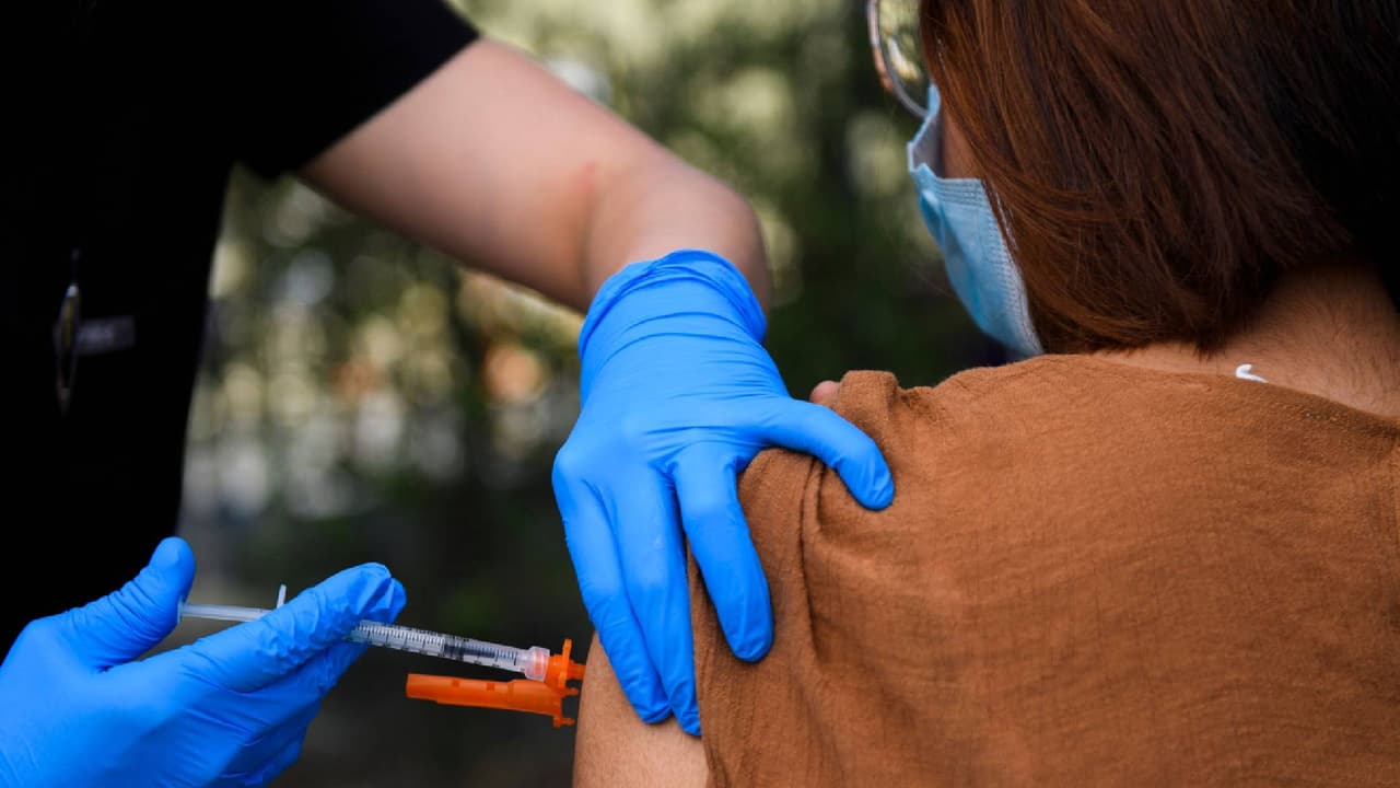 Expertos responden las dudas más frecuentes sobre la vacunación contra el coronavirus