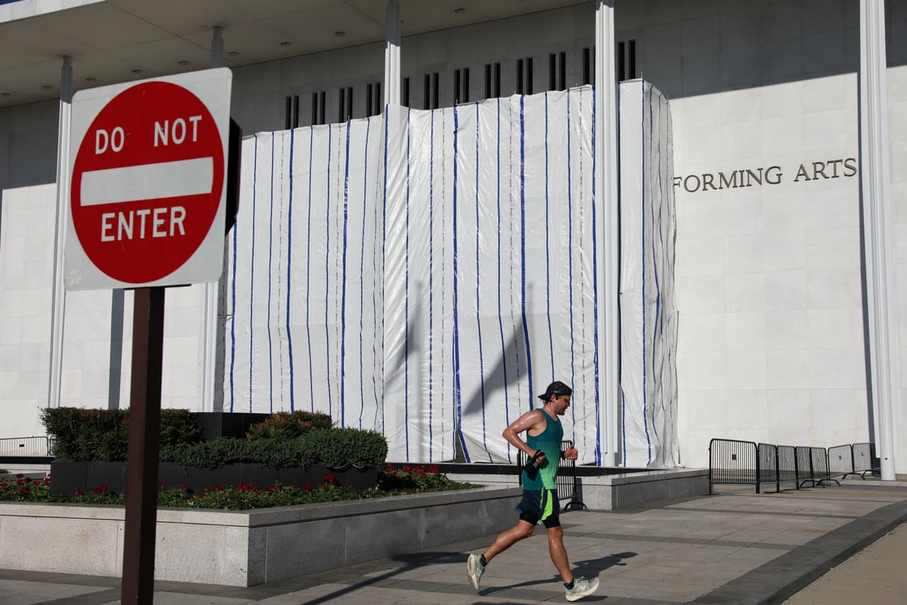 La pared del Centro John F. Kennedy para las Artes Escénicas está cubierta con una lona después de que se retirara el nombre.