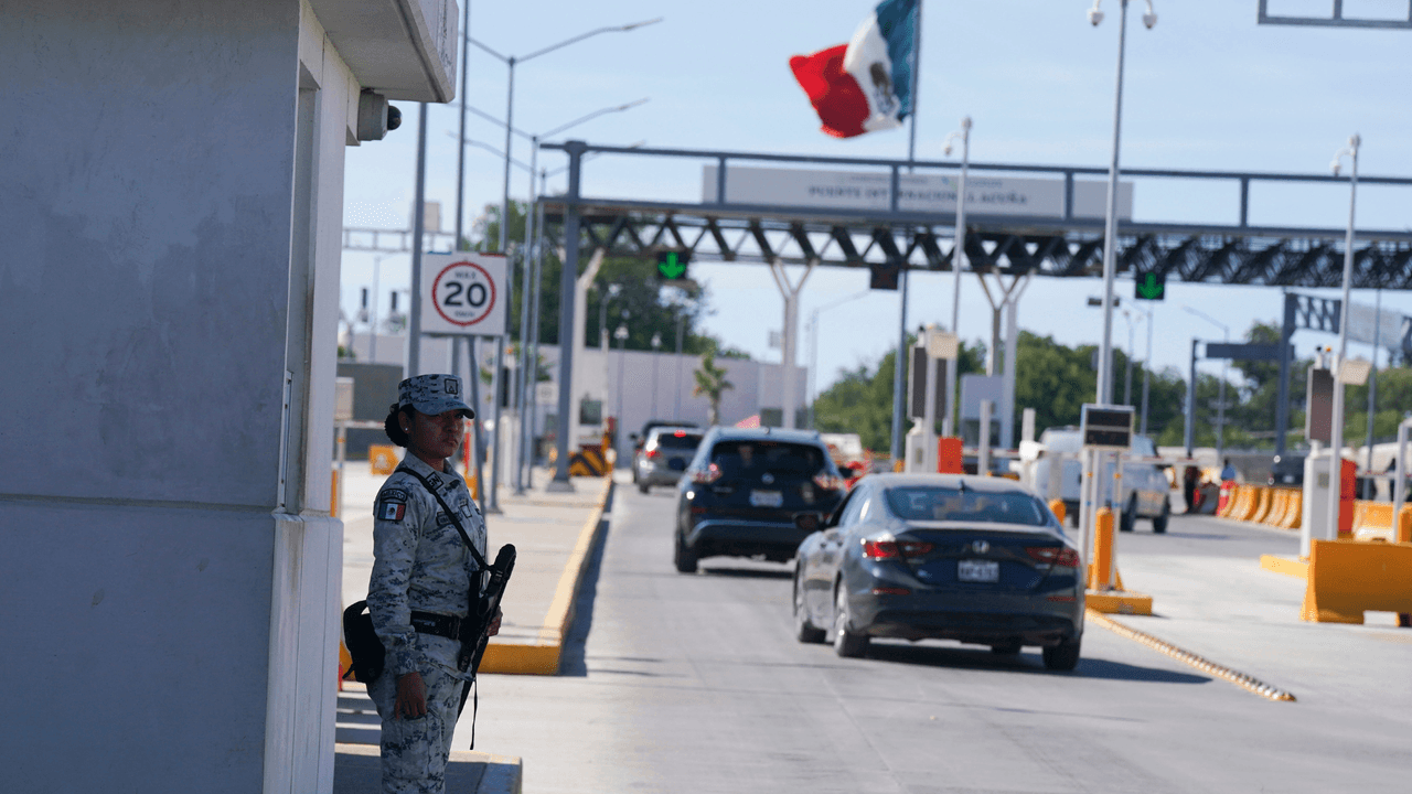 Esta caravana sale de la ciudad de Laredo, Texas, el 18 de diciembre de 2023. Los vehículos traerán una calcomanía para identificarse. 
<a href="https://migrantesunidosencaravana.com/registro-xvii-caravana-de-migrantes-diciembre-2023/" target="_blank">Para registrarte, puedes entrar a este enlace</a> y llenar un cuestionario.