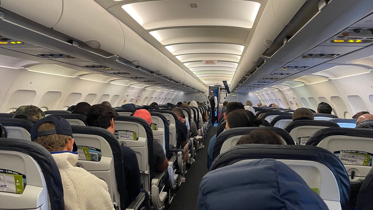 También puedes buscar hospedaje en plataformas como Airbnb que te saldría mucho más económico que quedarte en un hotel.