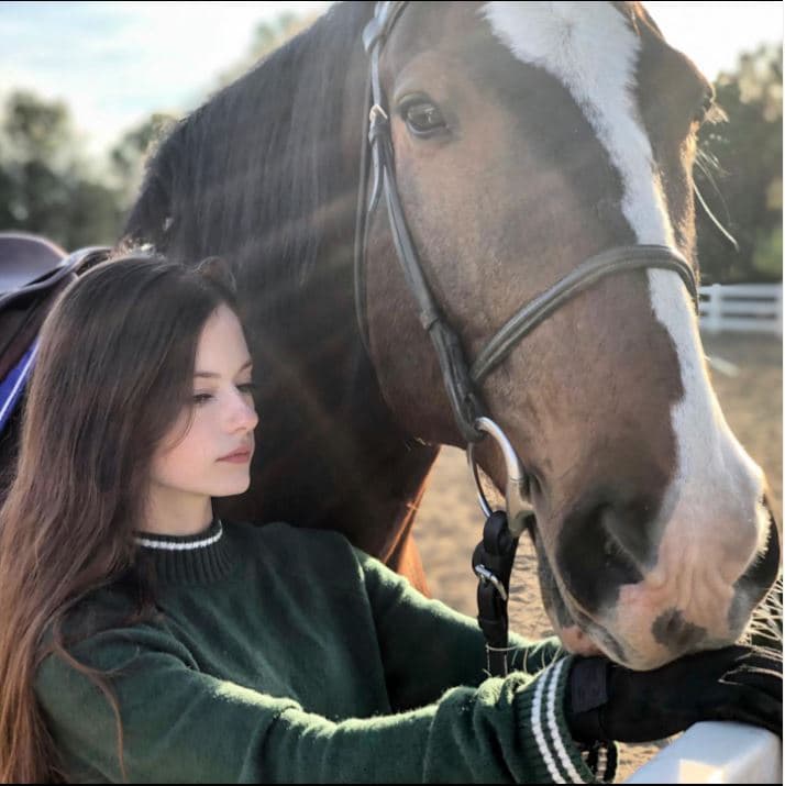 Mackenzie Foy practica equitación