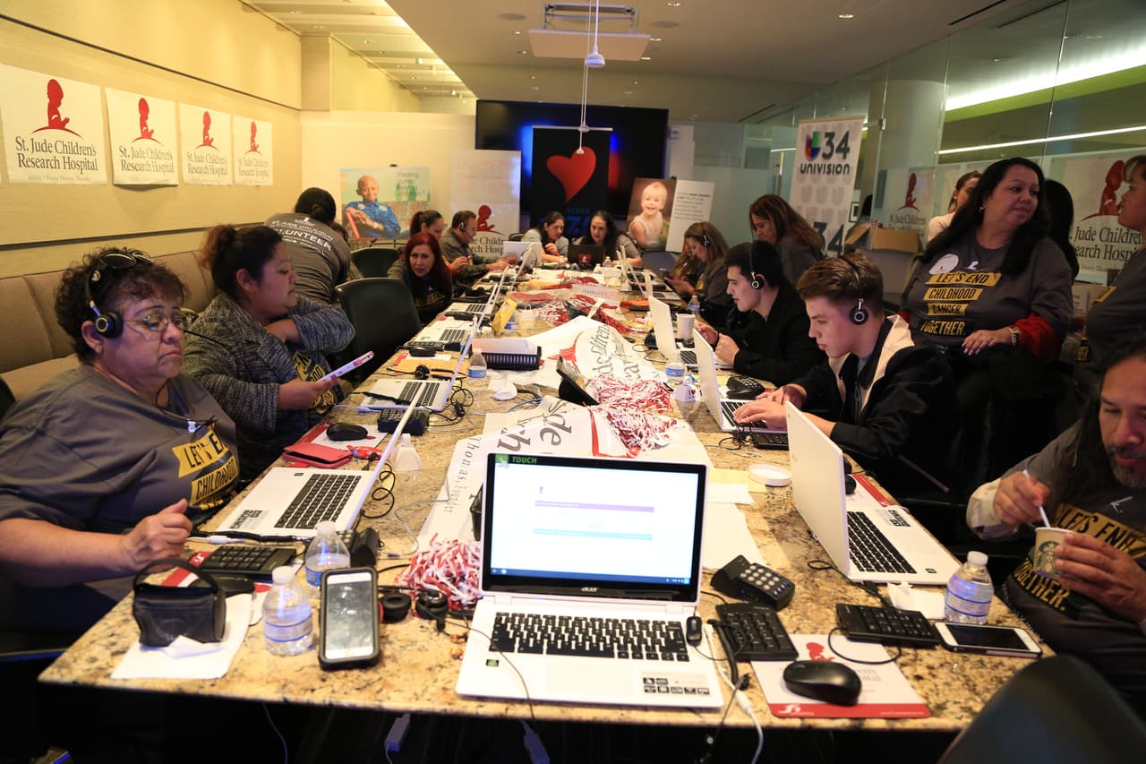 <b>Los Ángeles</b> le siguió y ahi pudimos reconocer a 2 famosos voluntarios.
<br>
<br>
<b>DONA AQUÍ: <a href="http://bit.ly/UnidosConStJude" target="_blank">bit.ly/UnidosConStJude</a></b>