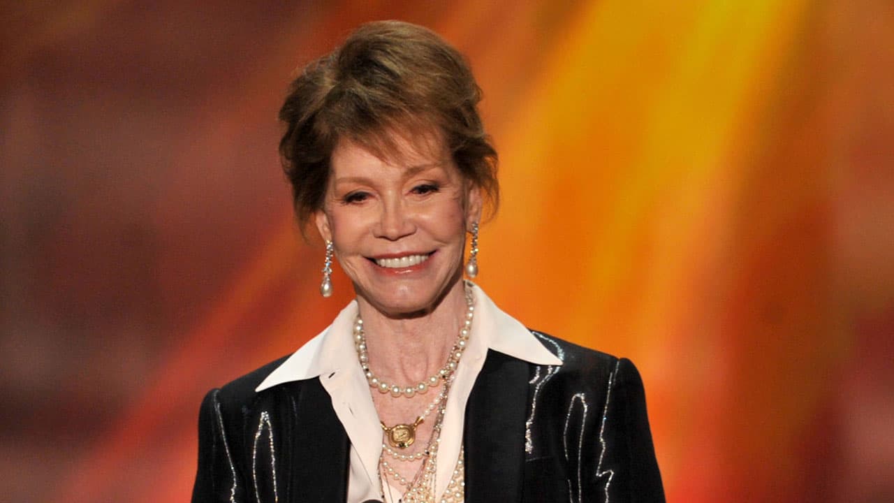 <b>Mary Tyler Moore</b>, recordada por su rol de una carismática ama de casa en el programa clásico ' 
<b>The Dick Van Dyke Show</b>' en la década de los 60, así como por su propio show que llevaba su nombre, durante la siguiente década, 
<a href="http://www.univision.com/entretenimiento/murio-mary-tyler-moore-a-los-80-anos">murió el 25 de enero</a>, a los 80 años.