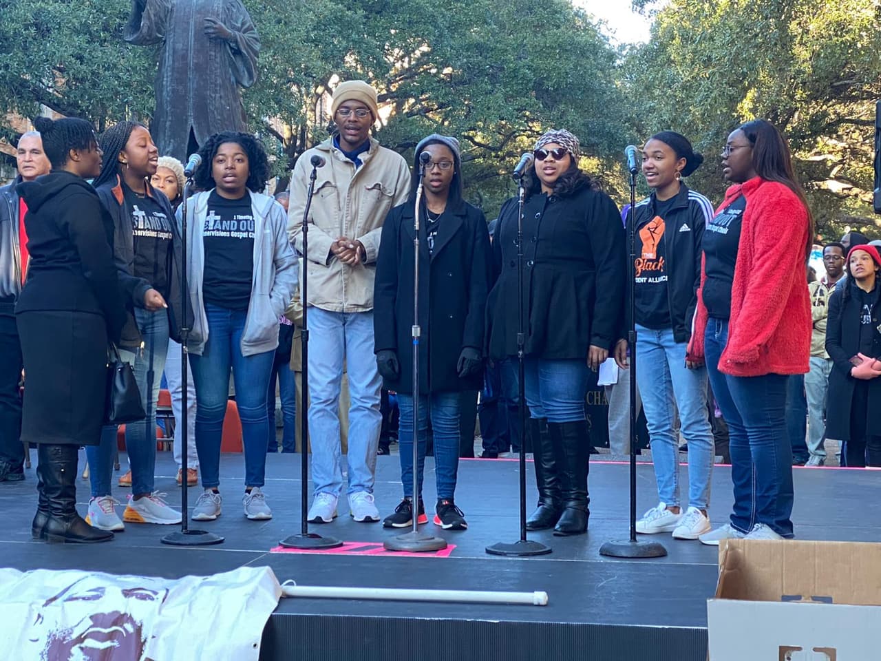 Este año, se pidió a los participantes que llevaran productos enlatados o no perecederos para donar al Banco de Alimentos del Área Capital. Los recipientes de donación estarán disponibles en la Universidad de Texas, el Capitolio y la Universidad Huston-Tillotson.