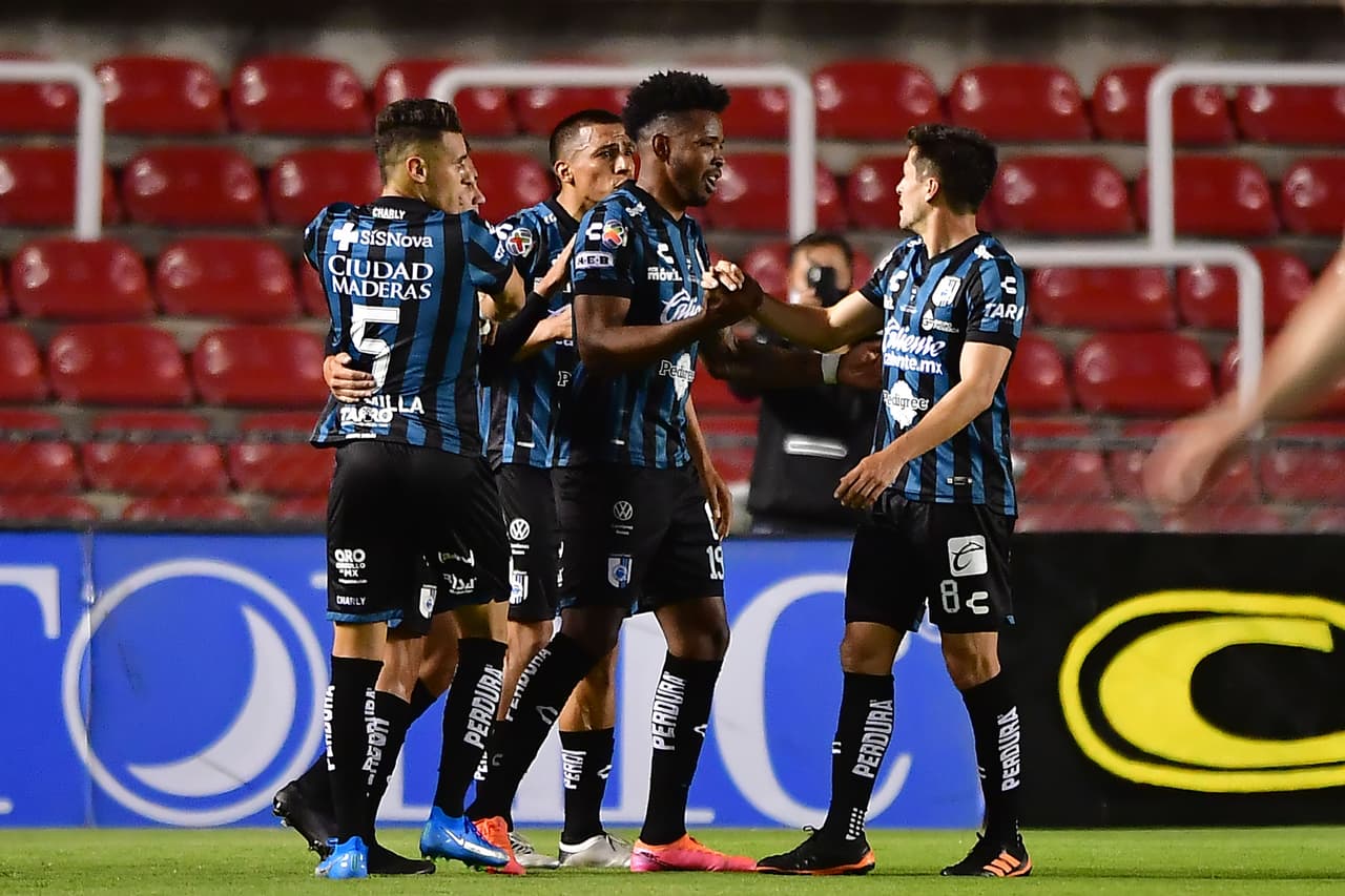 Querétaro y Chivas empatan 2-2 en La Corregidora y se conforman con un puntos. Ambos equipos se quedan con 11 puntos, pero Chivas ese sitúa en la décimo lugar mientras que los Gallos se quedan con la doceava posición.