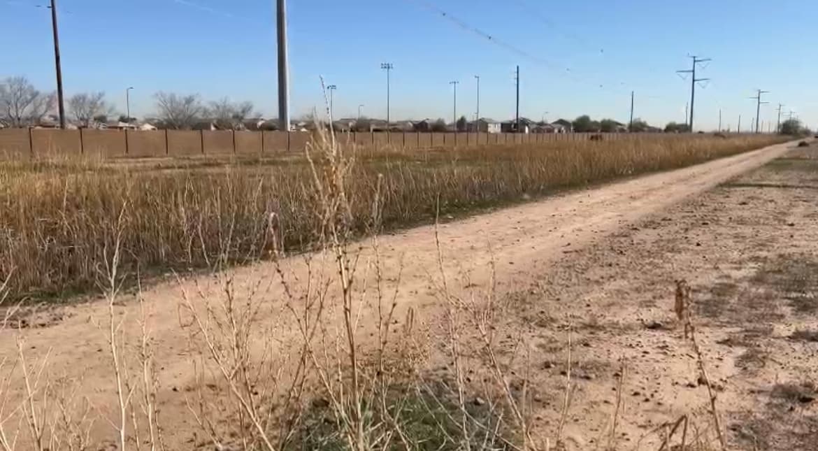El pasado 20 de noviembre, la policía de Phoenix encontró los cuerpos de los tres migrantes de la comunidad mixe de Oaxaca en esta área, un lote baldío en la avenida 99 y Mobile Lane. Los tres tenían impactos de bala y uno de ellos presentaba signos de tortura, según los documentos judiciales. Fueron identificados por huellas dactilares.