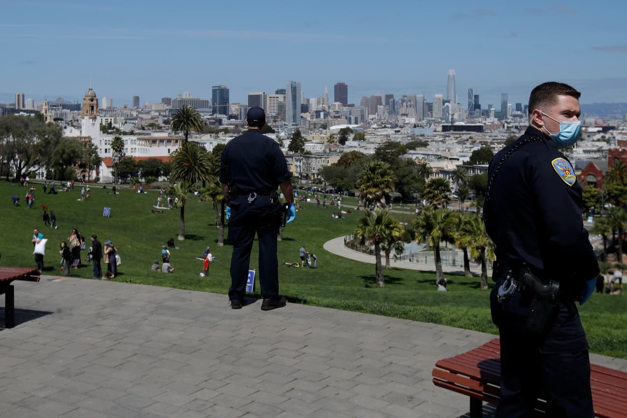 Oficiales de la Policía de San Francisco se encontraron con un concurrido 'Dolores Park', pese a que la ciudad lleva más de un mes bajo un 
<a href="https://www.univision.com/local/san-francisco-kdtv/coronavirus-ordenan-toque-de-queda-limitado-para-7-millones-de-residentes-en-la-bahia-de-san-francisco" target="_blank">toque de queda parcial</a> a causa de la pandemia de coronavirus.
