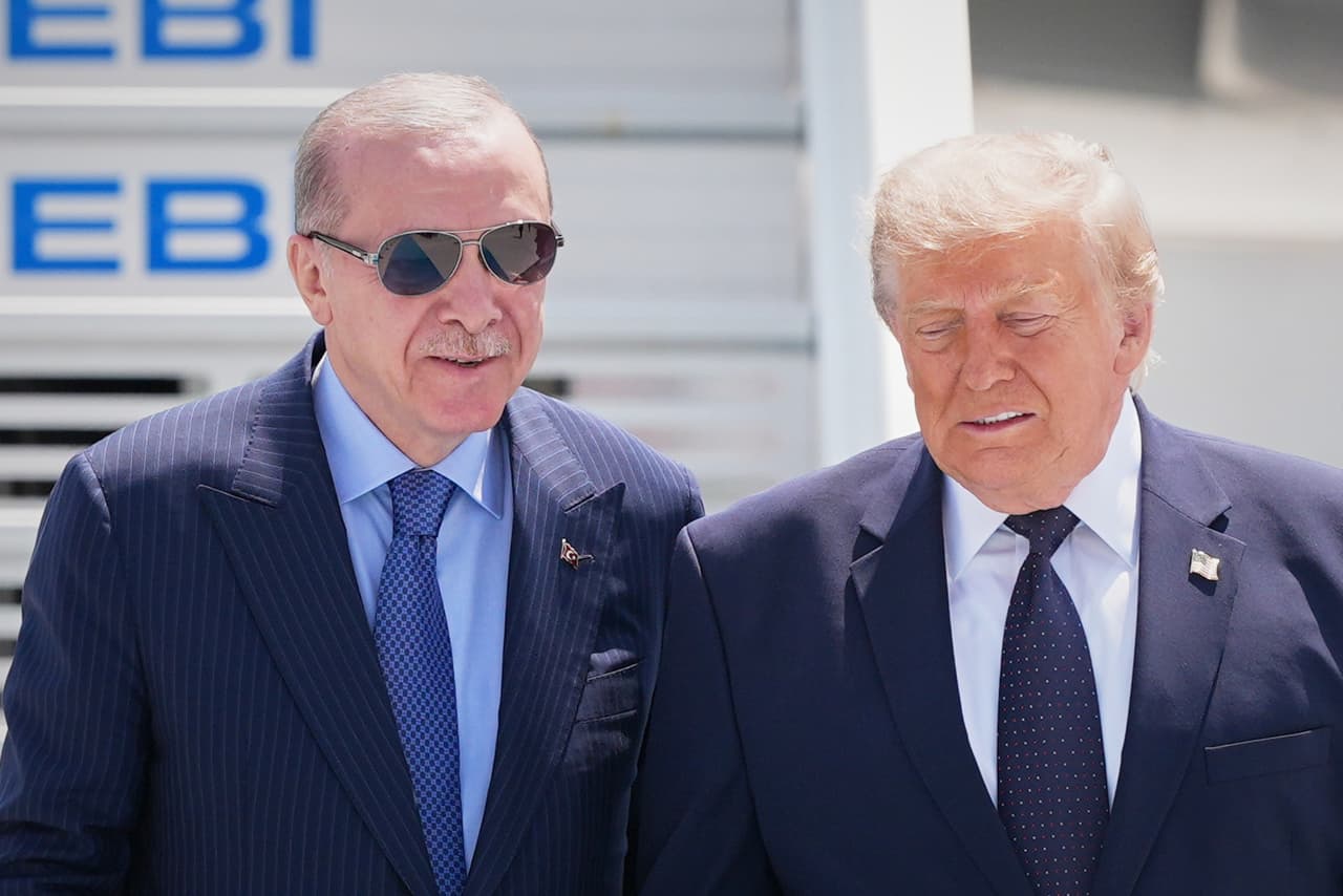 El presidente de Estados Unidos, Donald Trump, camina junto al presidente de Turquía, Recep Tayyip Erdogan, a la izquierda, tras llegar de la cumbre de la OTAN en Ankara, Turquía, el martes 7 de julio de 2026. (AP Foto/Alex Brandon)