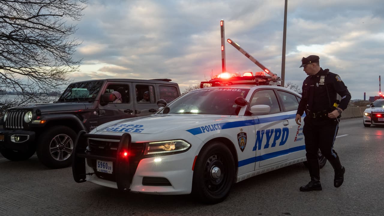 Alcalde Adams veta proyectos de ley sobre confinamiento solitario y controles policiales