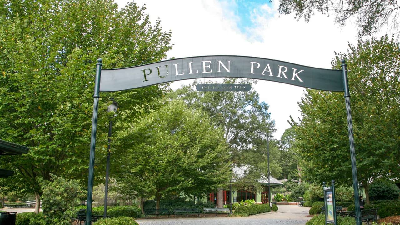 <b><a href="https://raleighnc.gov/parks/pullen-park">Pullen Park</a></b>. Pullen Park es el primer parque público de Carolina del Norte, el quinto parque de diversiones en funcionamiento más antiguo de los EE. UU. y el 16 más antiguo del mundo. En Pullen Park puedes alquilar un bote de pedales, andar en carrusel, nadar, inscribirte en una clase de arte, ver una obra de teatro, practicar tu deporte favorito y más.
