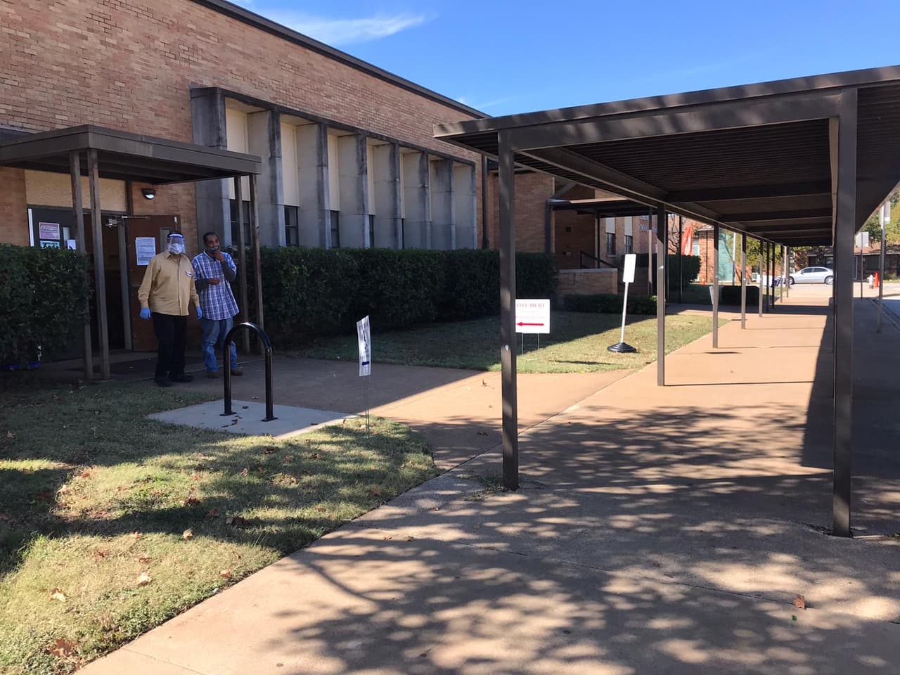 El Condado Tarrant contrató a más personal para poder contabilizar los votos de boletas defectuosas.