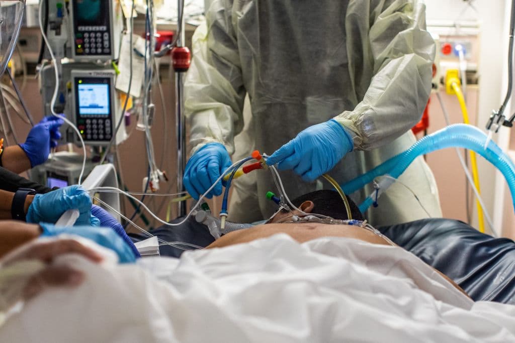 Los hospitales de Los Ángeles están nuevamente bajo alerta por el aumento acelerado de casos de coronavirus, tras las fiestas de Navidad y Año Nuevo.