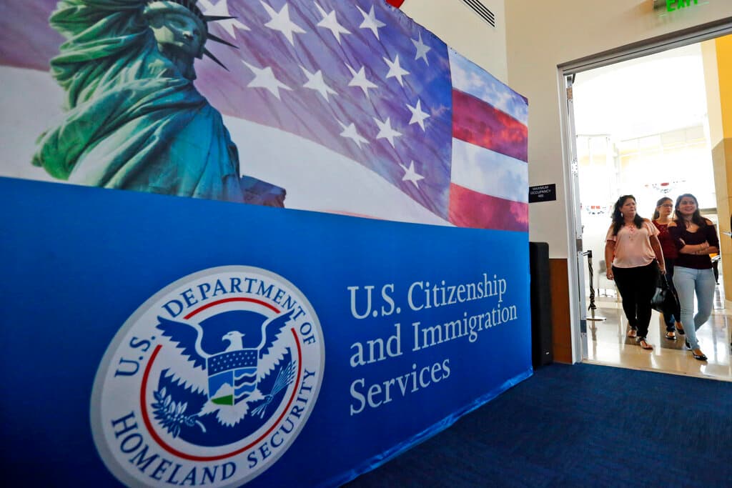 La semana en video: Las nuevas reglas del USCIS para la 'Green Card' y la reactivación de las solicitudes de tarjeta de residencia 