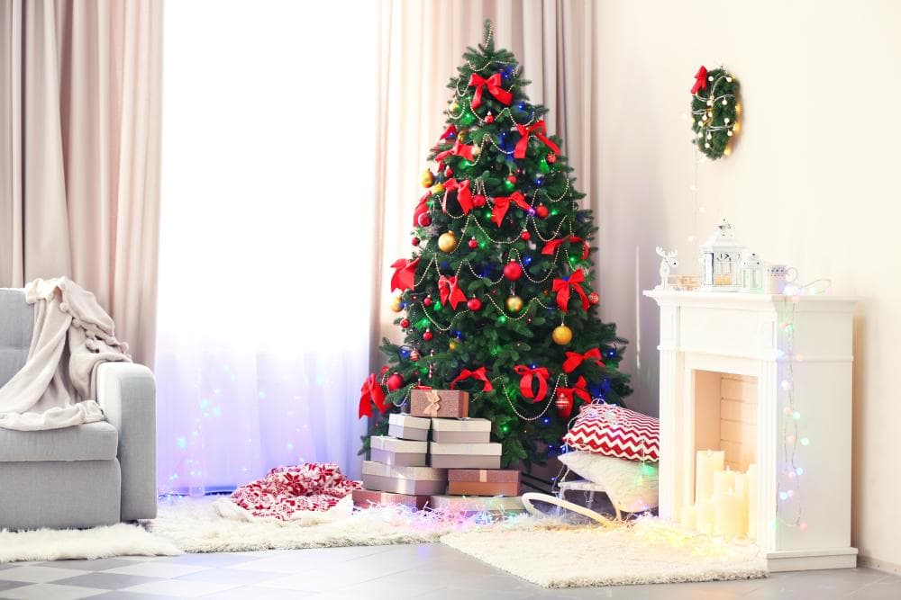 De preferencia un árbol natural, procura adornarlo de una forma elegante. Un solo tono es perfecto para ti, colores tradicionales como verde o rojo son los que van contigo.