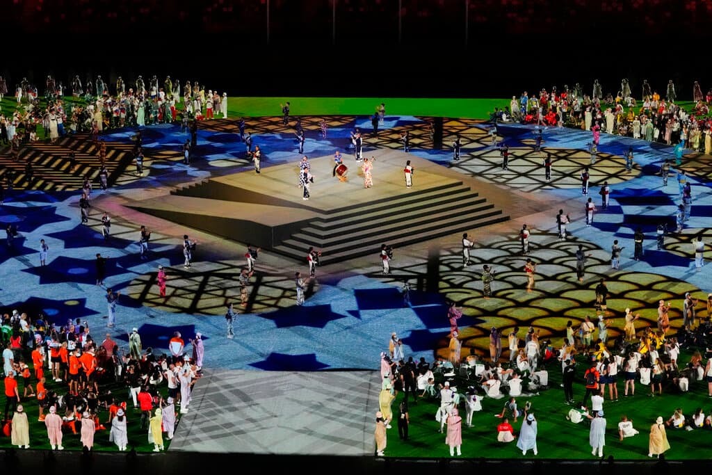 La ceremonia incluyó una banda de ska en un escenario elevado en el centro del estadio, con gente bailando, haciendo malabares y jugadores de fútbol moviéndose alrededor.