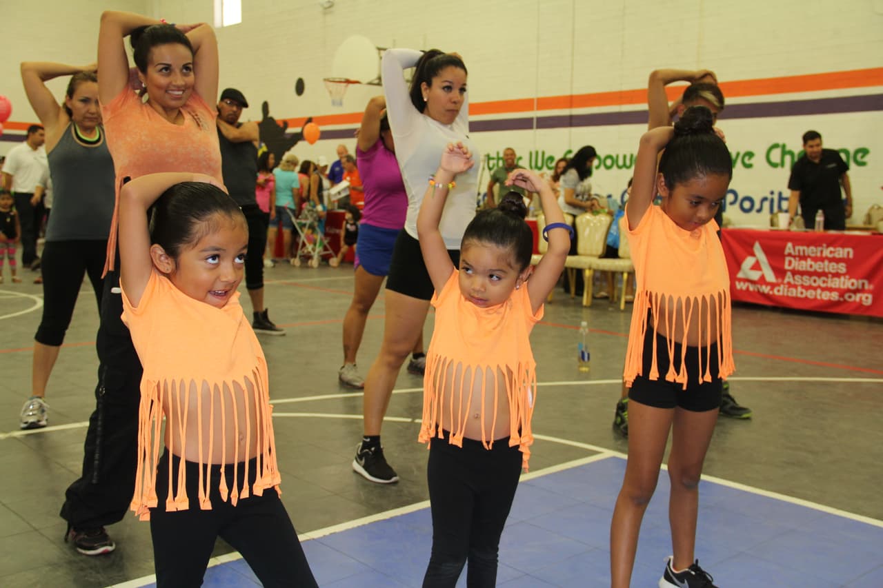Unas 300 personas asistieron a la feria “Camino a la Salud’, donde se hicieron exámenes gratis, bailaron Zumba y conocieron a la carismática Cecilia Ramírez Harris de Primer Impacto.