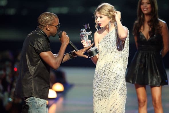 En 2009, durante la entrega de los MTV Video Music Awards, Taylor recibió el premio a Mejor Video Femenino y Kanye no soportó que fuera la rubia quien triunfara sobre otras estrellas, como Beyoncé.