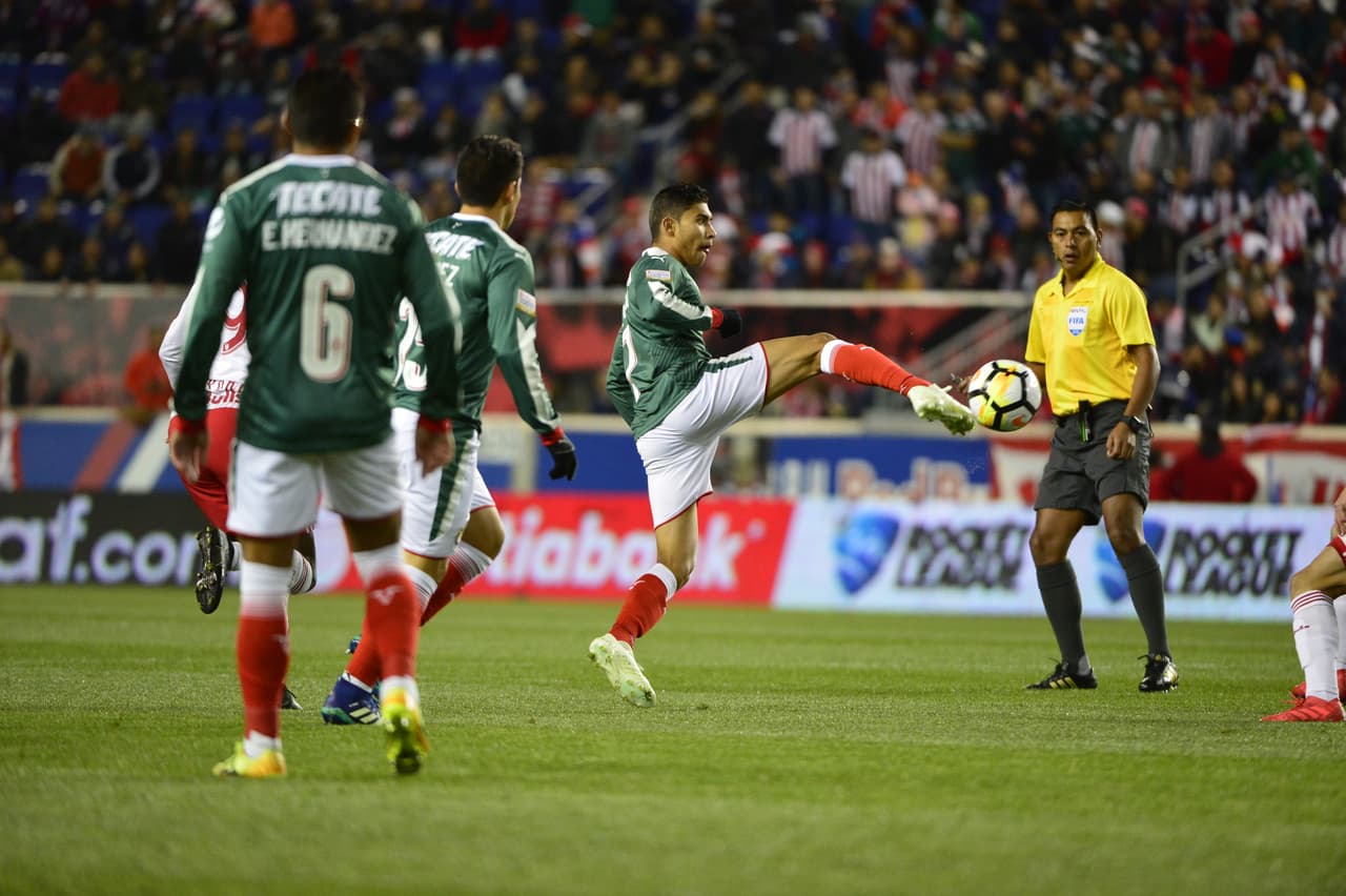 Chivas no encontraba la pelota y los Red Bulls eran quienes imponían las condiciones en el campo de New Jersey.