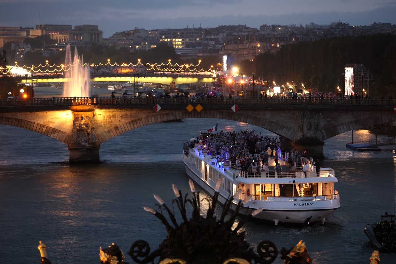 La Ciudad de la luz le hizo honor a su nombre con espectacular iluminación durante la ceremonia de apertura.