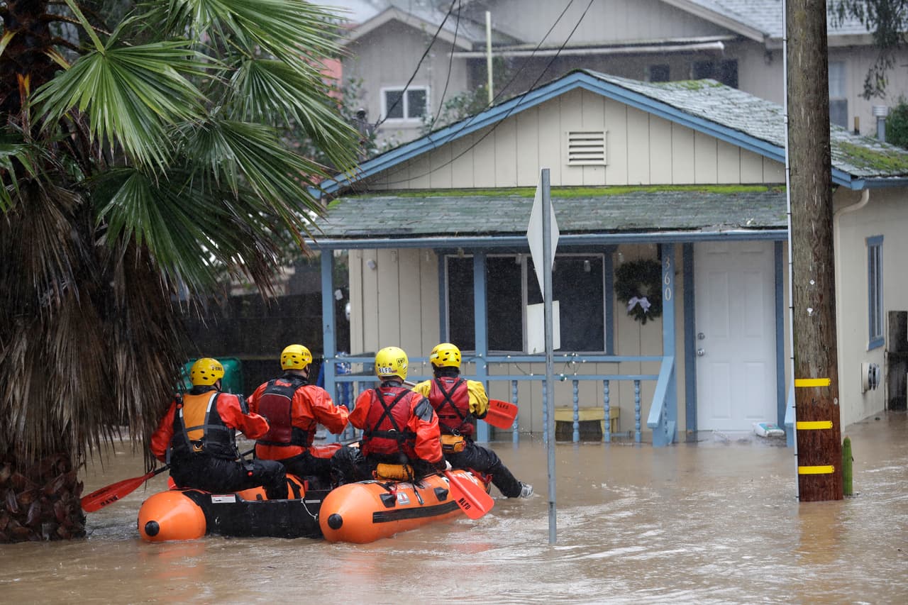 Un equipo de rescate navega por un barrio de Felton, donde el agua se coló hasta el interior de algunas casas.
