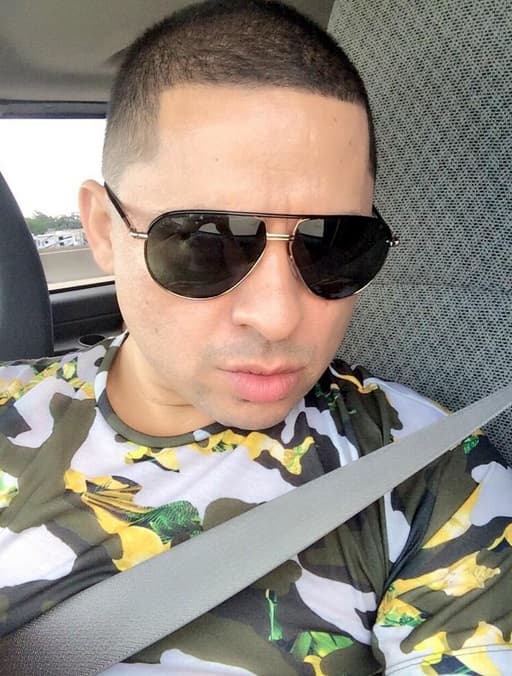 Ya sabemos que a Larry le encantan las gafas, por eso no duda ni tantito en tomarse divertidas selfies como esta.