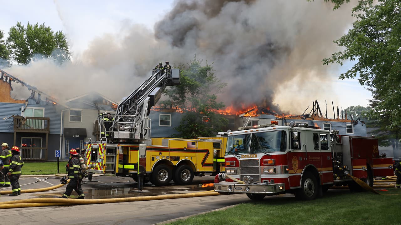 El incendio desprendía una intensa columna de humo, visible a varias millas a la redonda.