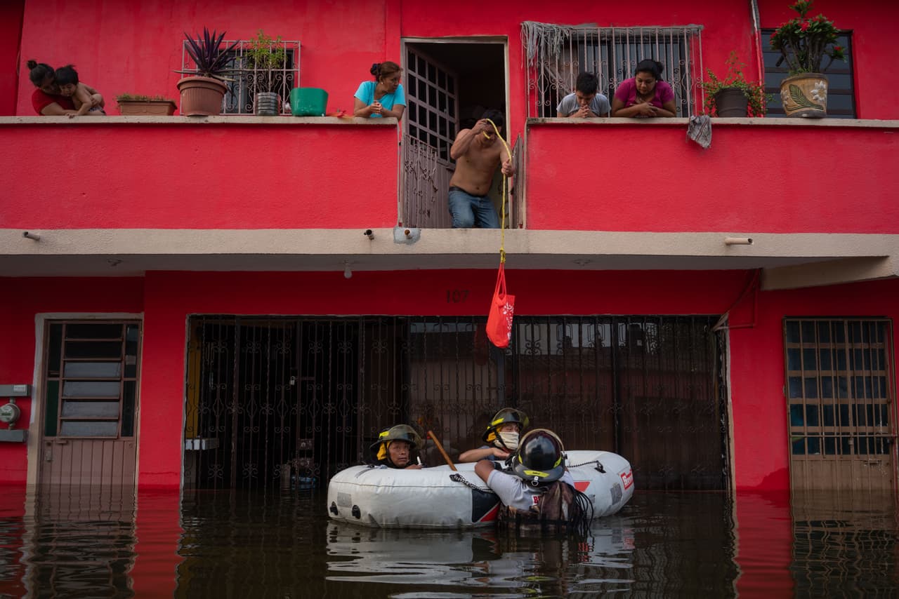 <b>“Nos está lloviendo el agua contaminada y <a href="https://elpais.com/mexico/2020-11-23/tabasco-una-tragedia-bajo-el-agua.html"><u>nos estamos enfermando</u></a></b>”, dijo al diario El País una residente de un caserío en Tabasco. Las incesantes lluvias están afectando un estado que aún adolece los estragos causados a principios de mes por la depresión tropical Eta, que dejó ocho fallecidos y 300,000 afectados en la región. En la fotografía un rescate en Villahermosa el 11 de noviembre.
<br>