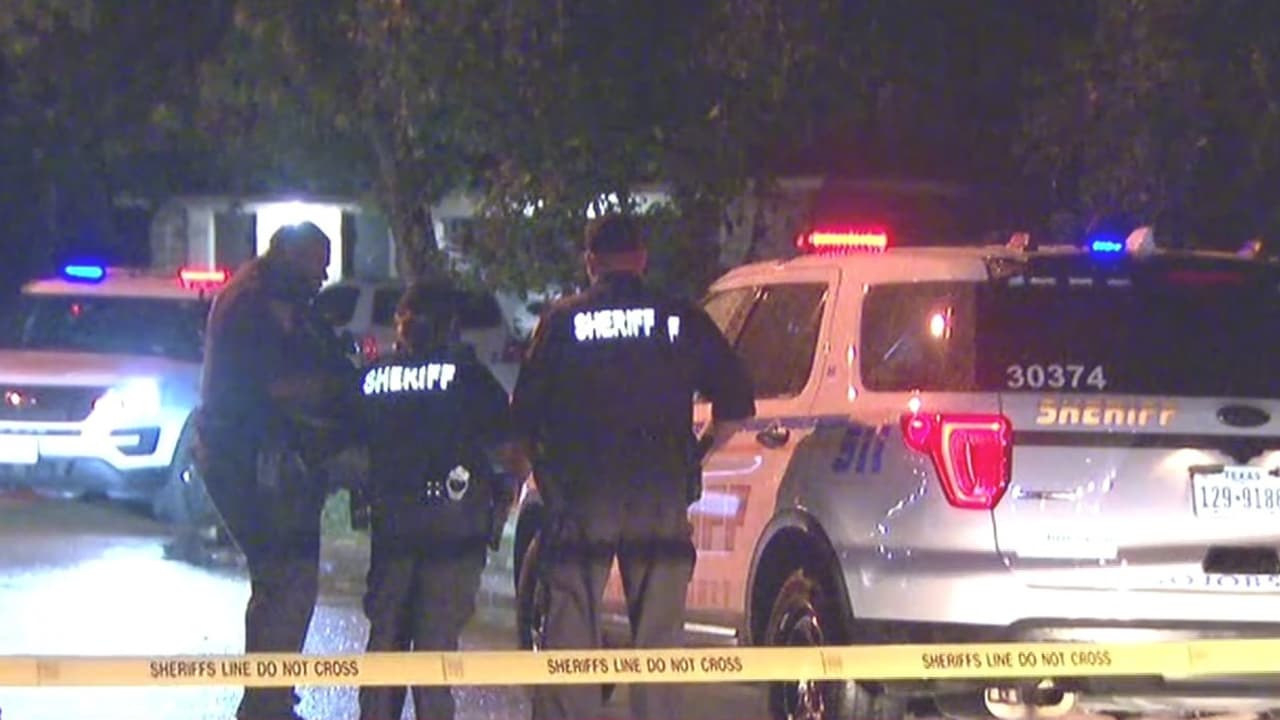 <b><a href="https://www.univision.com/local/houston-kxln/apunalamiento-muerte-sospechoso-houston-gemelos-katy-fotos">Benjamín Elliot</a></b>, de 17 años, fue acusado de asesinato por la muerte de su hermana gemela que fue hallada en su casa con varias puñaladas.