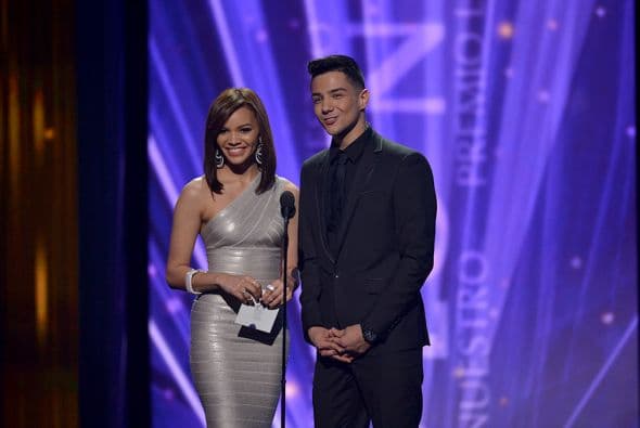 Los presentadores de la categoría Grupo o Dúo Pop Rock del Año fueron Leslie Grace y Luis Coronel.