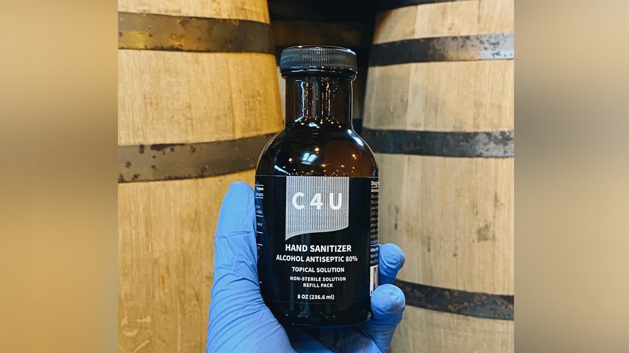 "Muchas de las líneas de producción fueron cambiadas ahora producimos ‘C 4 U’ que es el gel que se está usando y del que hay desabasto en este momento", continuó.