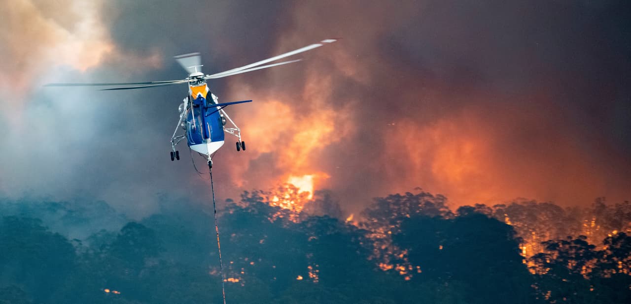 Australia ha lanzado una operación de rescate a gran escala para ayudar a las miles de personas que huyen de los incendios que asolan varias zonas del país y lugares turísticos, muchas de las cuales pasaron la noche de Año Nuevo refugiadas en las playas. Se han desplegado barcos y aviones militares para aportar ayuda humanitaria y evaluar los daños.
