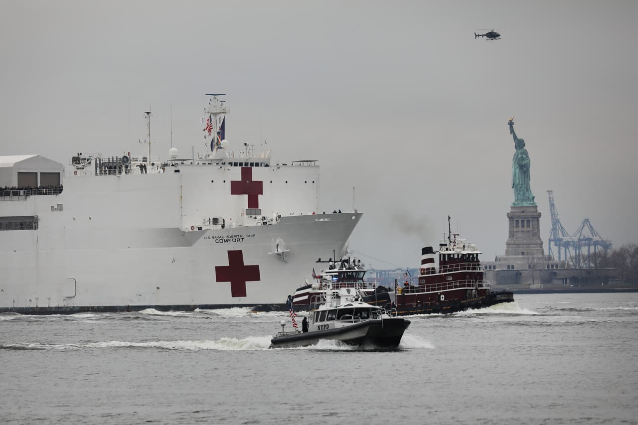 <b>Marzo 30. El buque hospital militar llega a Nueva York.</b> 
<br>El estado de Nueva York se convirtió en el primer epicentro de la pandemia en el país y hasta el momento permanece entre los que mayor número de muertes registaron. Además de hospitales provisionales, la Armada envió un buque militar para aliviar la saturación de los hospitales. 
<br>